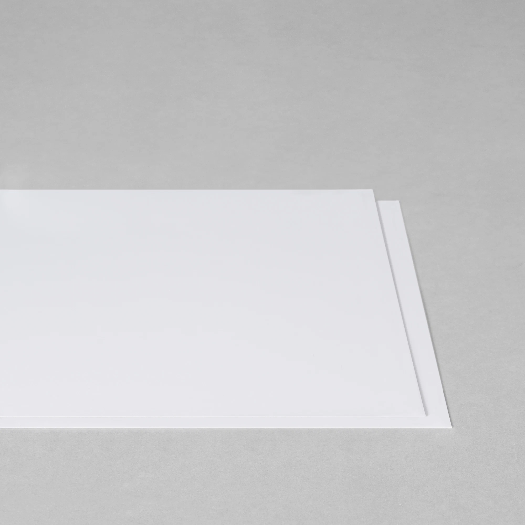 Onbedrukte witte Studiocard Pro vellen, duurzaam en stevig materiaal voor creatieve toepassingen.